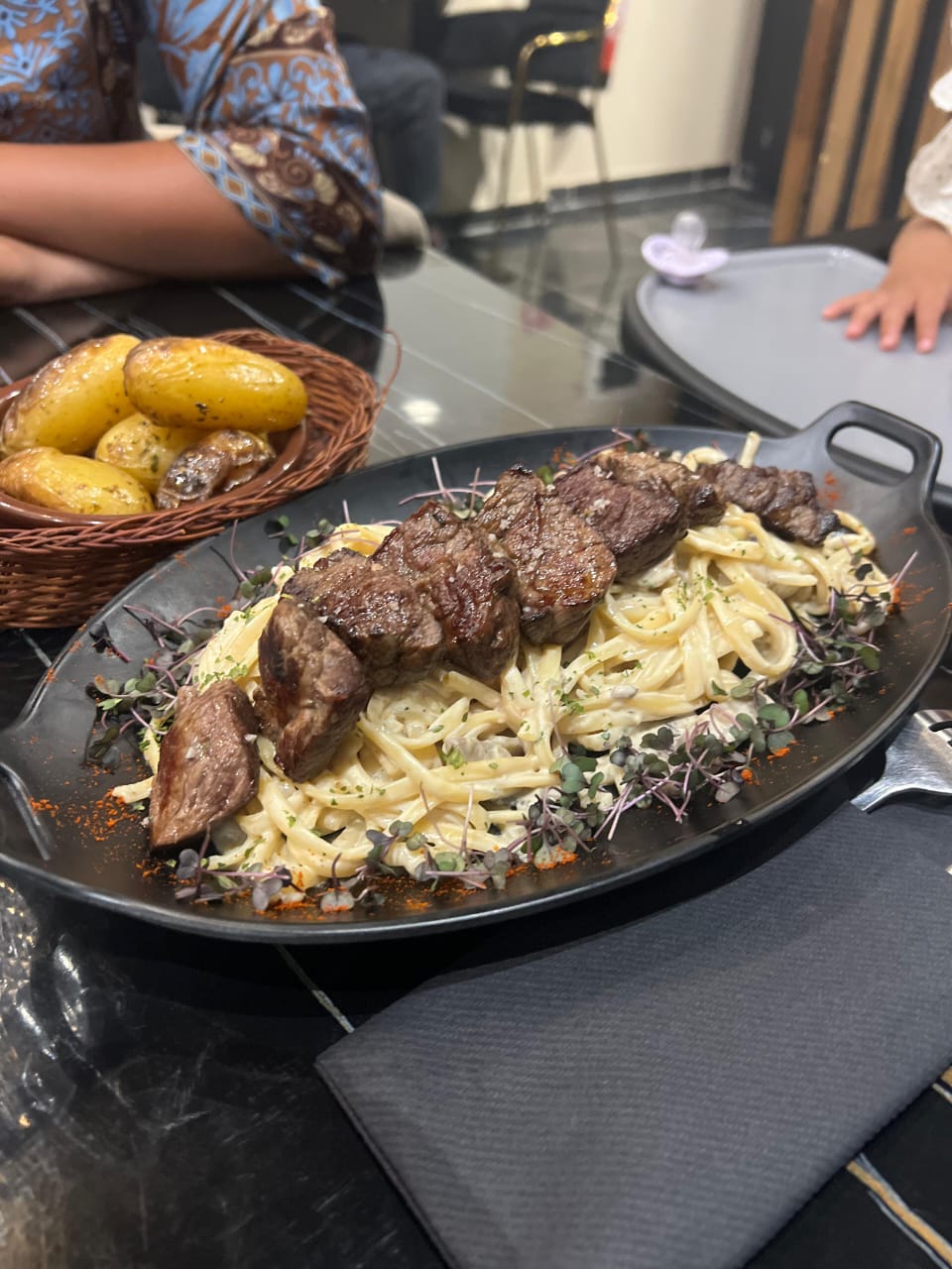 Plat en mélamine élégant et fonctionnel